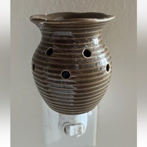 Scentsy Wax Warmer Night Light Jar Brown Beehive Shape Wall Plug In